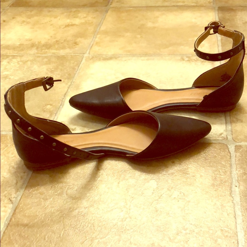 Old navy black size 6 pointy toed shoes. NWOT